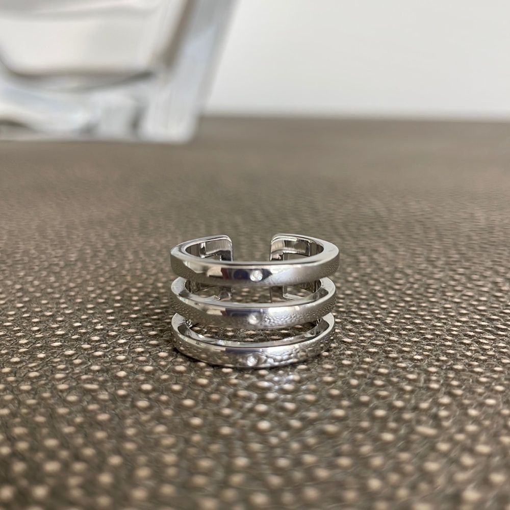 La Soula Modern Triple Diamond Ring